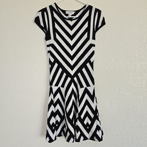 5 Twelve Dresses & Skirts - 5 Twelve Black/White Patterned Kint Midi Dress (S)